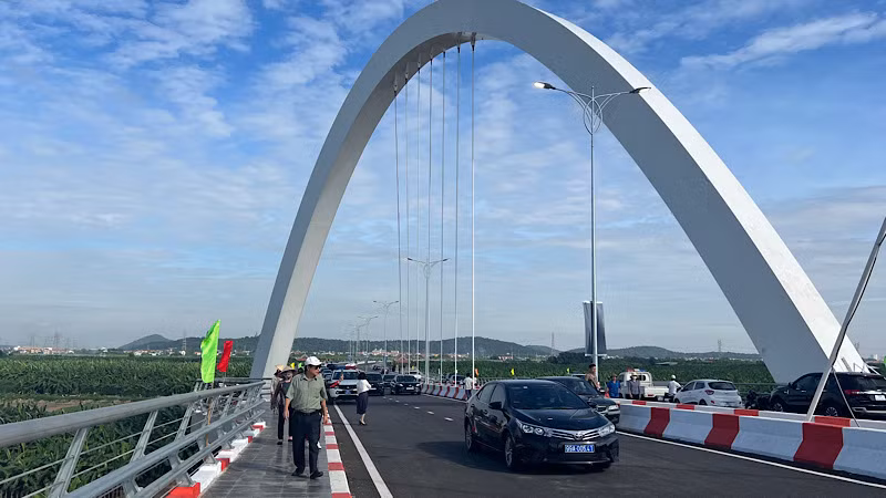 Cử tri mong muốn có thêm nhiều công trình giao thông, tăng cường kết nối trên địa bàn. Cử tri mong muốn có thêm nhiều công trình giao thông, tăng cường kết nối trên địa bàn.