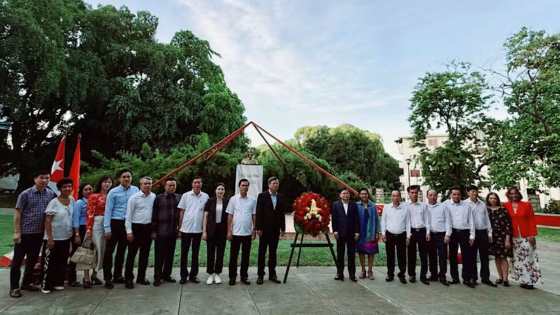 Đoàn công tác của tỉnh Bắc Ninh đến dâng hoa tại Công viên Hồ Chí Minh tại thủ đô La Habana.