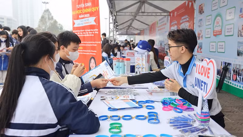 Các gian hàng với nhiều hoạt động sôi nổi, bổ ích thu hút đông đảo học sinh tham gia.