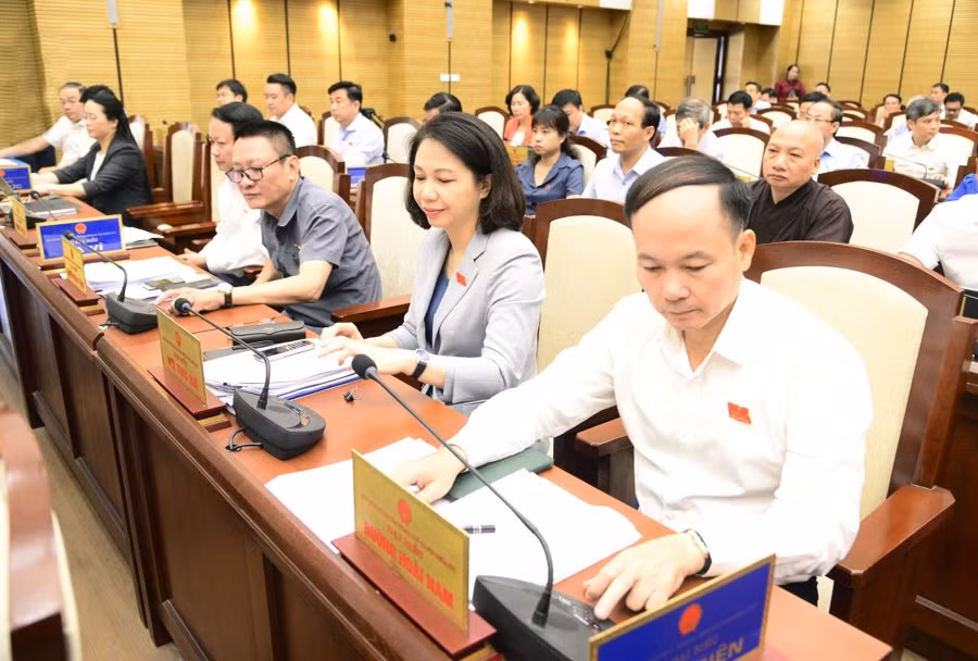 Các đại biểu bấm nút thông qua Nghị quyết.