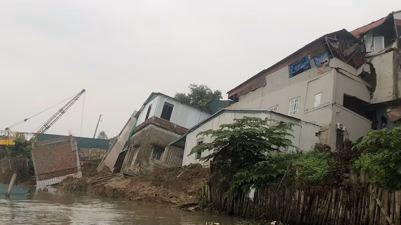 Vụ sạt lở nằm trong khu vực đã được cảnh báo nguy hiểm nên không gây thiệt hại về người.