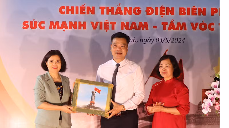 Dịp này, bảo tàng tỉnh còn đón nhận thêm hiện vật Cờ Tổ quốc số 1277 được treo tại Cột cờ Quốc gia Lũng Cú, tỉnh Hà Giang.