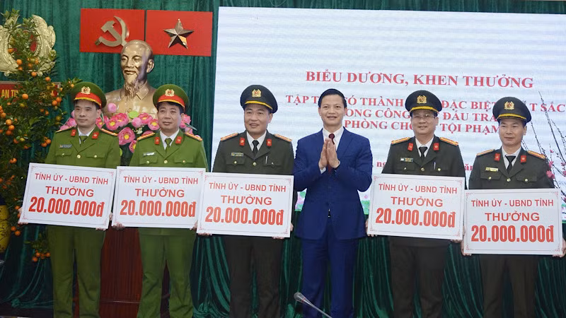 Chủ tịch Ủy ban nhân dân tỉnh Bắc Ninh Vương Quốc Tuấn tặng thưởng, biểu dương các tập thể có thành tích đặc biệt xuất sắc trong công tác phòng chống tội phạm. Chủ tịch Ủy ban nhân dân tỉnh Bắc Ninh Vương Quốc Tuấn tặng thưởng, biểu dương các tập thể có thành tích đặc biệt xuất sắc trong công tác phòng chống tội phạm.