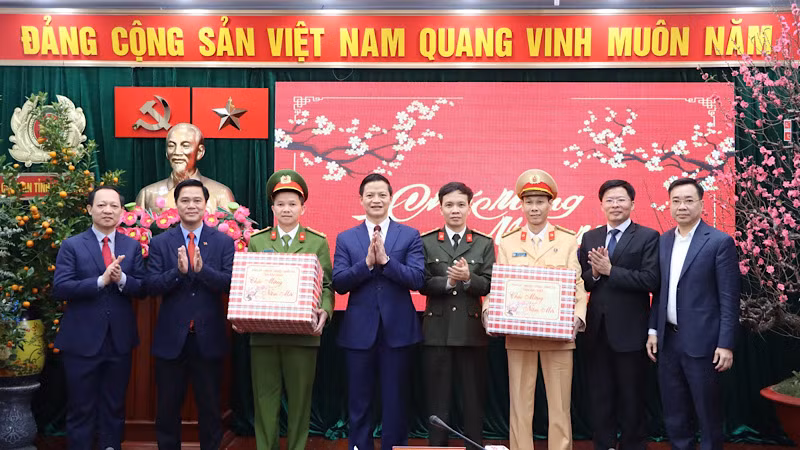Lãnh đạo tỉnh Bắc Ninh chúc mừng và động viên các lực lượng trực Tết. Lãnh đạo tỉnh Bắc Ninh chúc mừng và động viên các lực lượng trực Tết.