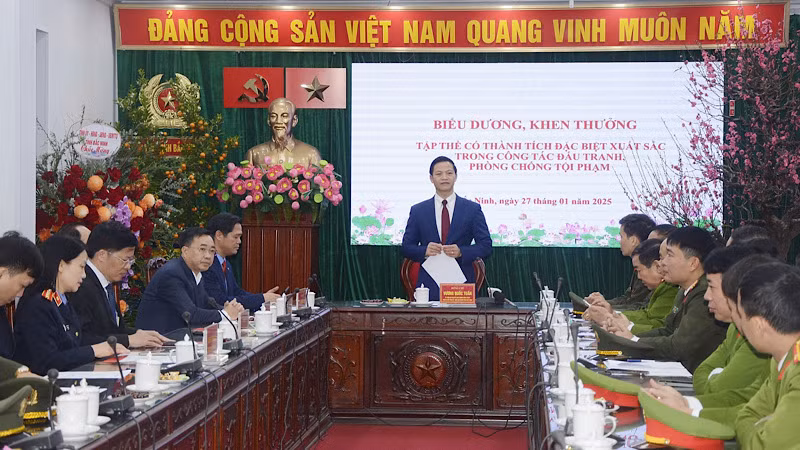 Thay mặt lãnh đạo tỉnh, Chủ tịch Ủy ban nhân dân tỉnh Bắc Ninh Vương Quốc Tuấn chúc mừng chiến công đặc biệt xuất sắc của cán bộ, chiến sĩ công an tỉnh. Thay mặt lãnh đạo tỉnh, Chủ tịch Ủy ban nhân dân tỉnh Bắc Ninh Vương Quốc Tuấn chúc mừng chiến công đặc biệt xuất sắc của cán bộ, chiến sĩ công an tỉnh.