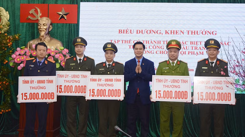 Phó Chủ tịch Ủy ban nhân dân tỉnh Lê Xuân Lợi khen thưởng, biểu dương các tập thể có thành tích đặc biệt xuất sắc trong công tác phòng, chống tội phạm. Phó Chủ tịch Ủy ban nhân dân tỉnh Lê Xuân Lợi khen thưởng, biểu dương các tập thể có thành tích đặc biệt xuất sắc trong công tác phòng, chống tội phạm.