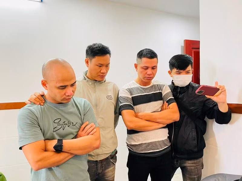 Hai đối tượng lưu hành tiền giả Nguyễn Ngọc Hiền (thứ hai từ phải qua) và Trần Văn Duy (thứ nhất bên trái) vừa bị Cơ quan An ninh điều tra Công an Phú Yên tạm giữ hình sự. Hai đối tượng lưu hành tiền giả Nguyễn Ngọc Hiền (thứ hai từ phải qua) và Trần Văn Duy (thứ nhất bên trái) vừa bị Cơ quan An ninh điều tra Công an Phú Yên tạm giữ hình sự.