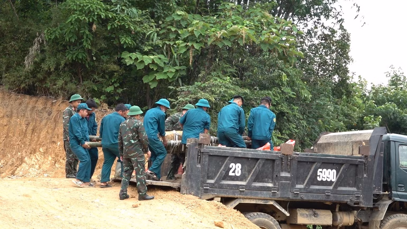 Lực lượng dân quân xã Lang Thíp di chuyển bom lên xe. (Ảnh: THANH SƠN) Lực lượng dân quân xã Lang Thíp di chuyển bom lên xe. (Ảnh: THANH SƠN)