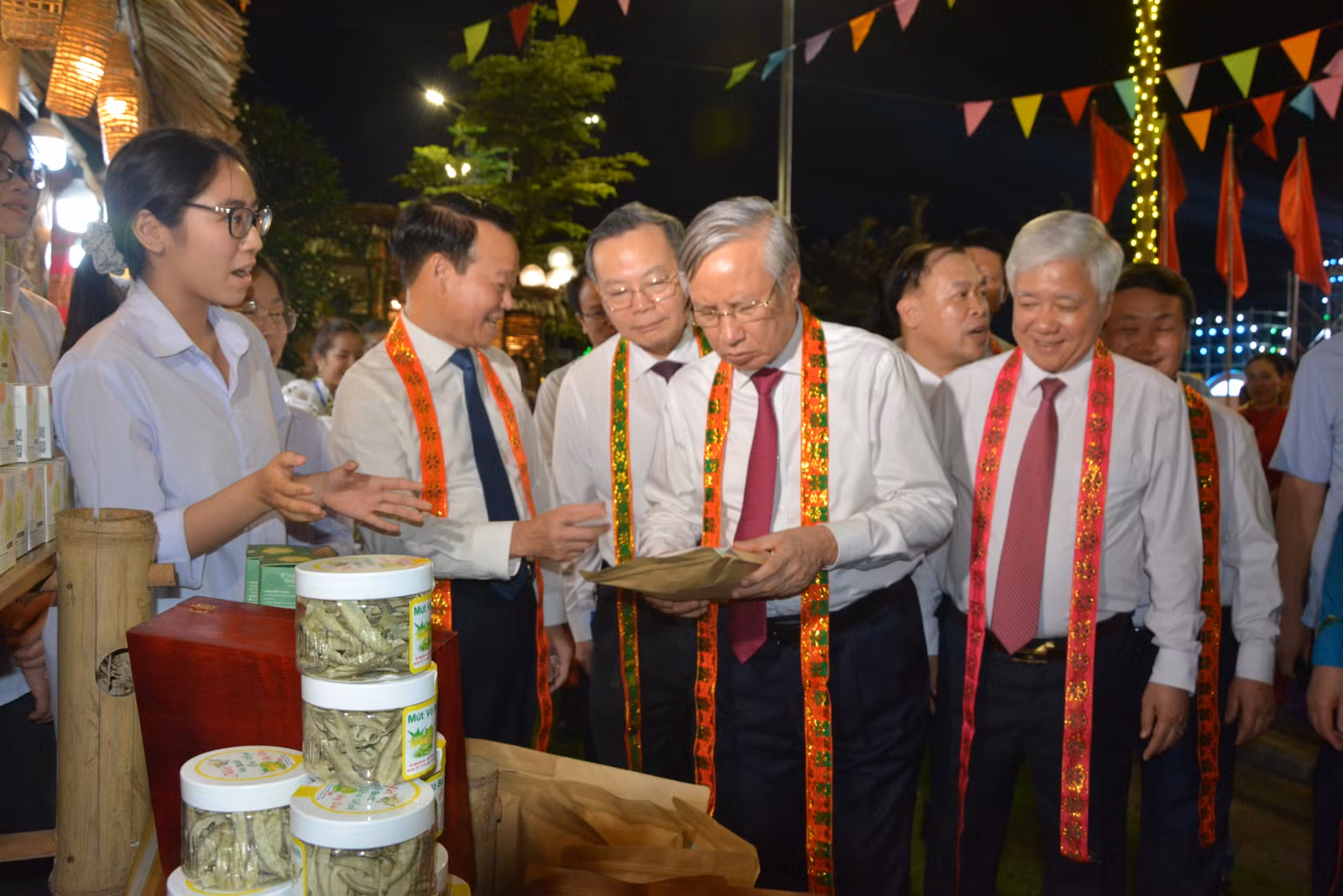 Nguyên Thường trực Ban Bí thư Trần Quốc Vượng và các đại biểu tham quan sản phẩm OCOP của huyện Yên Bình. (Ảnh: THANH SƠN) Nguyên Thường trực Ban Bí thư Trần Quốc Vượng và các đại biểu tham quan sản phẩm OCOP của huyện Yên Bình. (Ảnh: THANH SƠN)