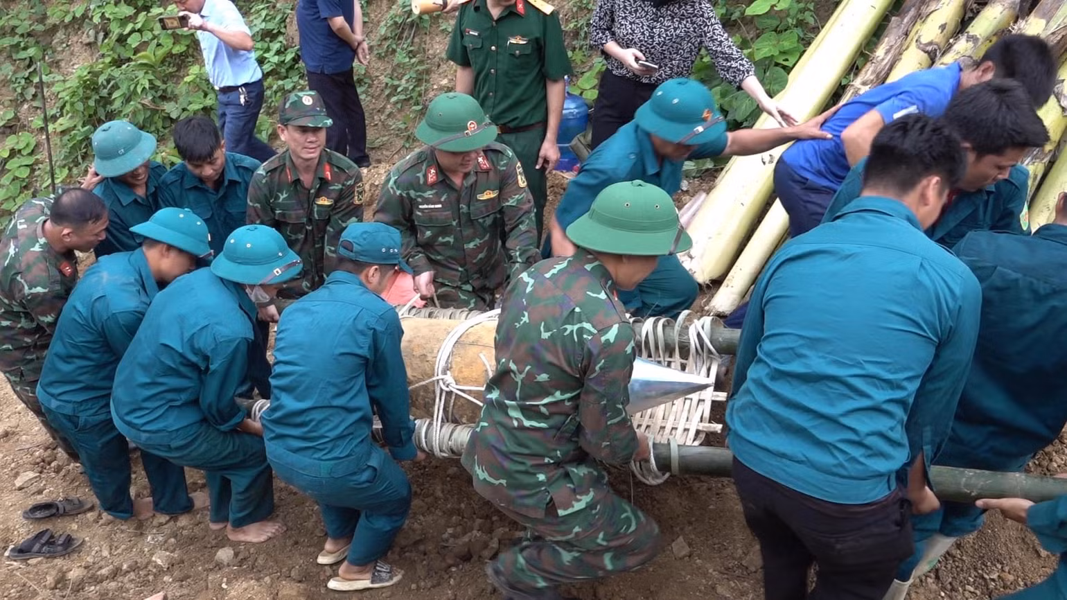 Di chuyển bom tới vị trí hủy nổ. (Ảnh: THANH SƠN) Di chuyển bom tới vị trí hủy nổ. (Ảnh: THANH SƠN)