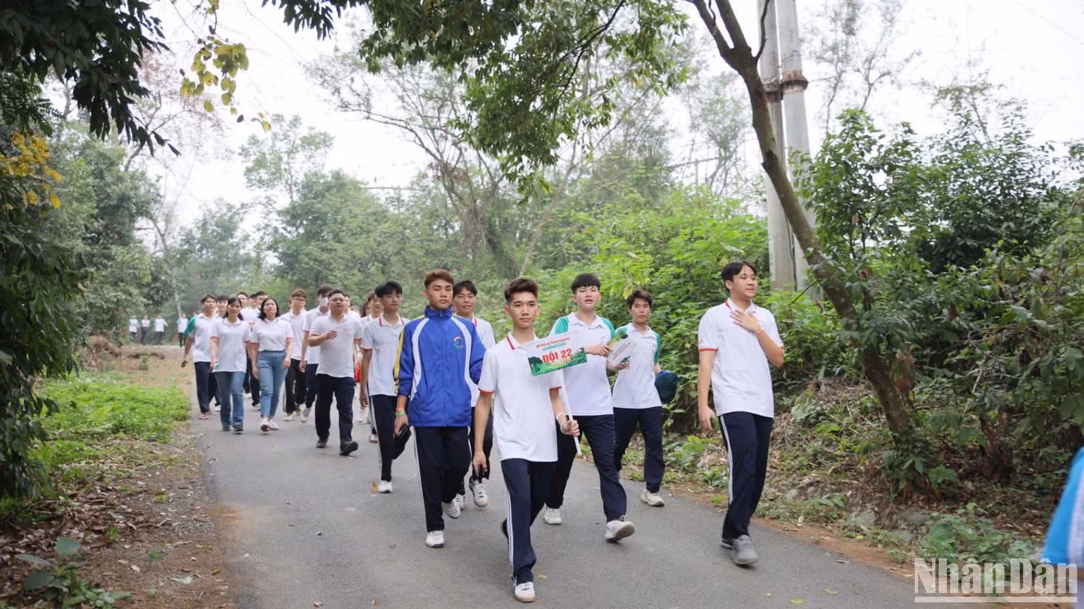 Đi bộ được xem là giải pháp đơn giản nhưng hiệu quả trong việc cắt giảm khí thải nhà kính. Đi bộ được xem là giải pháp đơn giản nhưng hiệu quả trong việc cắt giảm khí thải nhà kính.