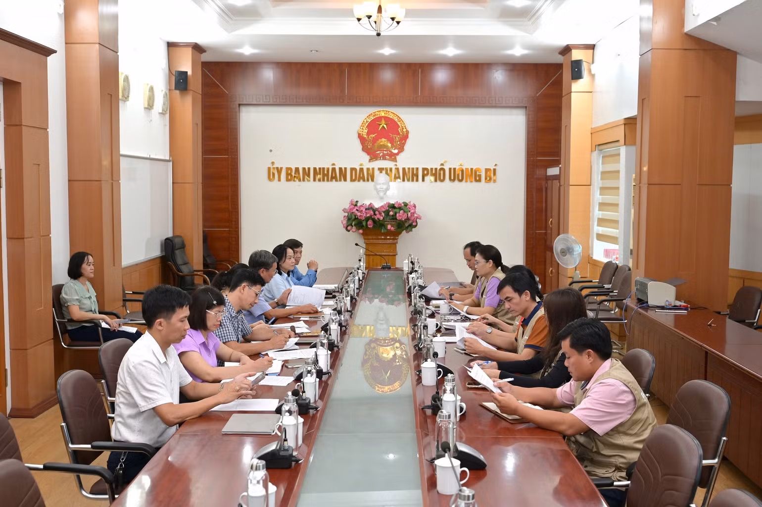 Nhóm Công tác ứng phó và phục hồi sau bão Yagi của ActionAid Việt Nam do bà Hoàng Phương Thảo - Trưởng Đại diện của tổ chức đã làm việc với Ủy ban nhân dân thành phố Uông Bí.
