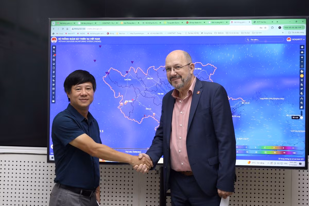 Cục trưởng Cục Quản lý đê điều và Phòng chống thiên tai Phạm Đức Luận và Ông Thomas Gass - Đại sứ đặc mệnh toàn quyền Thụy Sĩ tại Việt Nam. Cục trưởng Cục Quản lý đê điều và Phòng chống thiên tai Phạm Đức Luận và Ông Thomas Gass - Đại sứ đặc mệnh toàn quyền Thụy Sĩ tại Việt Nam.