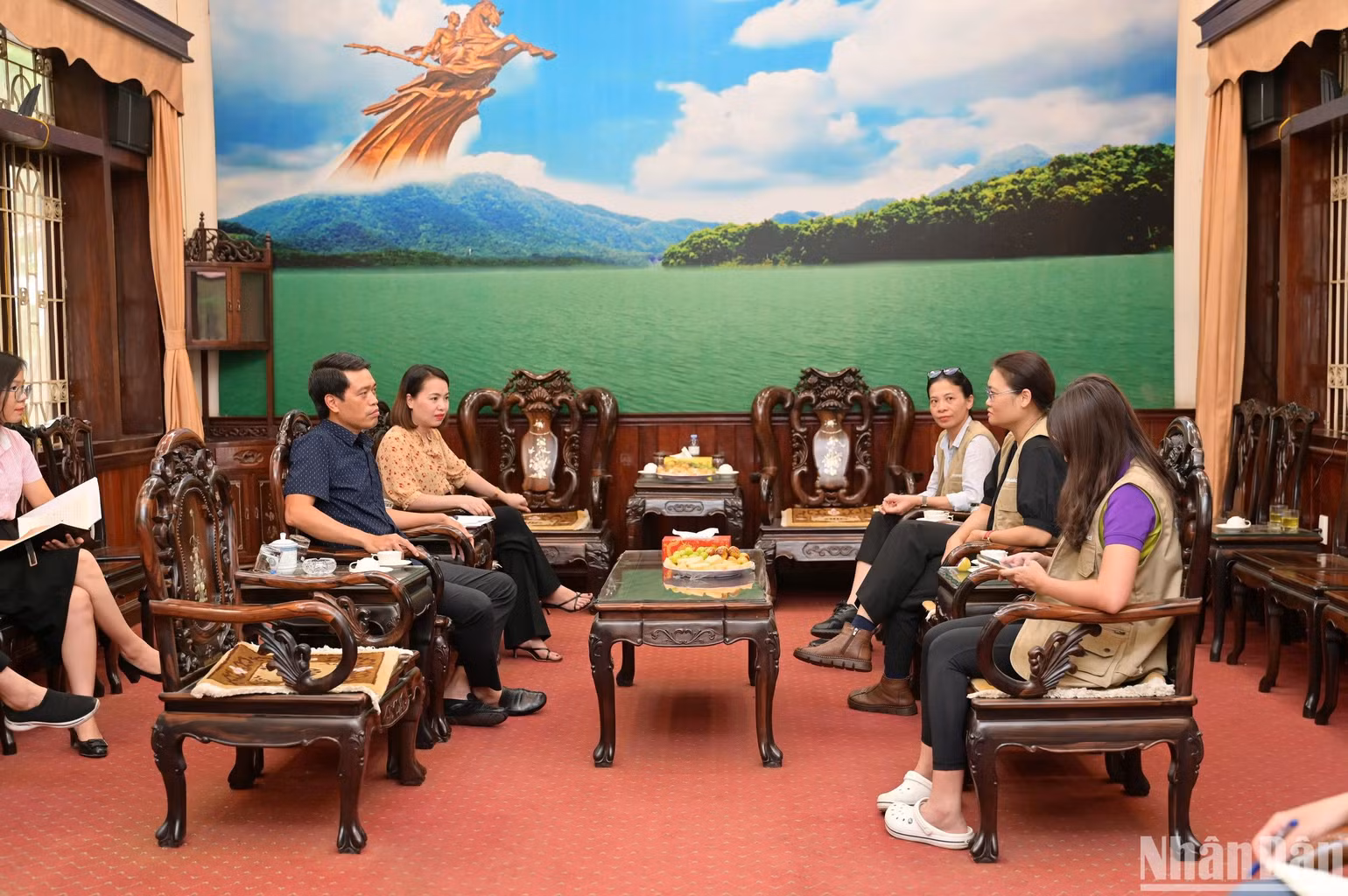 Tại Sóc Sơn, ActionAid sẽ đồng hành cùng chính quyền và người dân Sóc Sơn xử lý môi trường sau mưa bão, hỗ trợ phục hồi sinh kế sau bão bằng tiền mặt hoặc cây, con giống, trang bị lại hệ thống truyền thông cơ sở cho nhà văn hoá xã bị thiệt nặng sau bão.