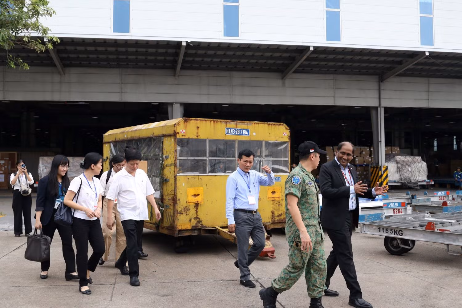 Lễ tiếp nhận hàng hóa viện trợ khẩn cấp được diễn ra tại nhà ga ALS của Sân bay Nội Bài.