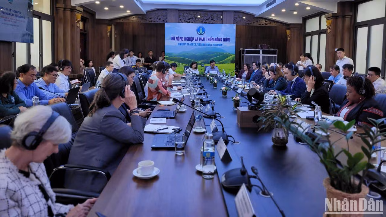 Toàn cảnh cuộc họp chia sẻ thông tin tình hình thiên tai khẩn cấp về cơn bão số 3 và xây dựng kế hoạch đánh giá nhanh thiệt hại do bão.