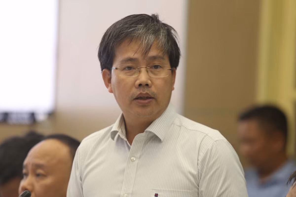 Ông Mai Văn Khiêm, Giám đốc Trung tâm Dự báo khí tượng thủy văn quốc gia báo cáo tại cuộc họp.