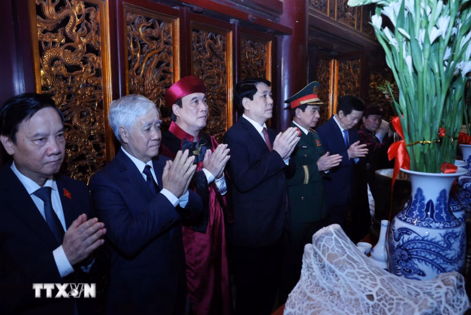 Chủ tịch nước Lương Cường cùng lãnh đạo Đảng, Nhà nước dâng hương tại Đền Thượng trong Khu di tích lịch sử quốc gia đặc biệt Đền Hùng. (Ảnh: TTXVN)