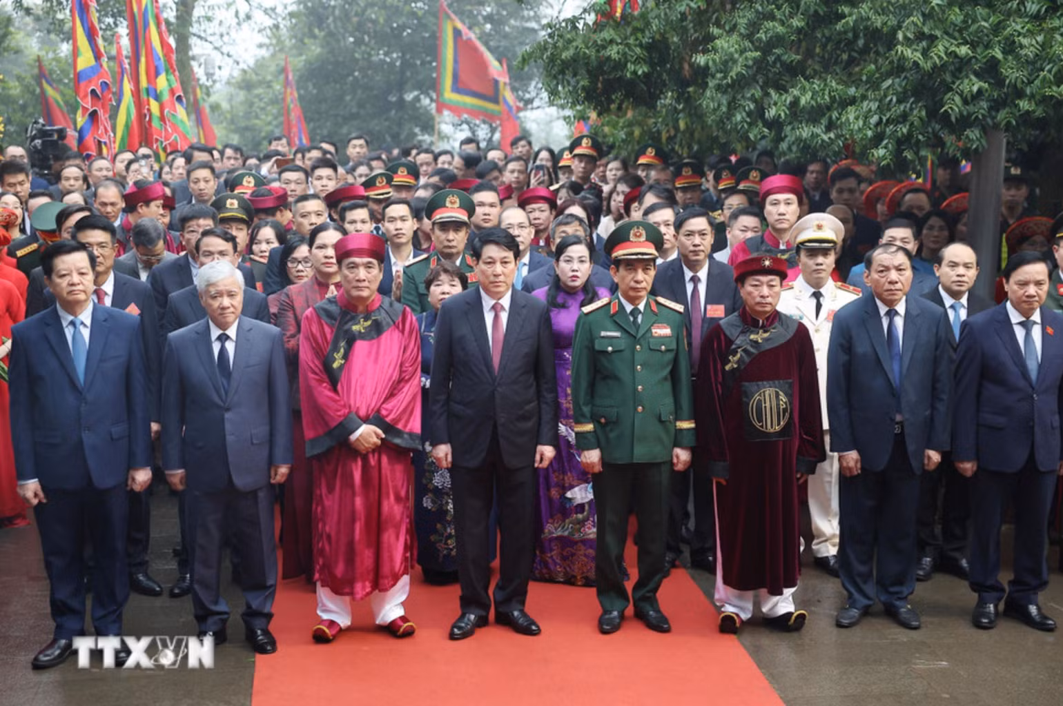Chủ tịch nước Lương Cường cùng Lãnh đạo cấp cao của Đảng, Nhà nước dự Lễ dâng hương tưởng niệm các vua Hùng. (Ảnh: TTXVN)
