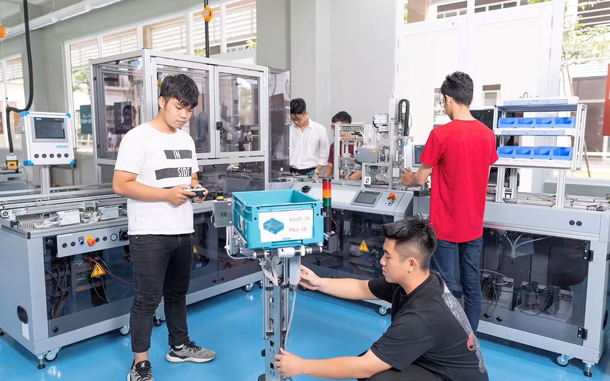 Sinh viên Khoa kỹ thuật EIU. Sinh viên Khoa kỹ thuật EIU.