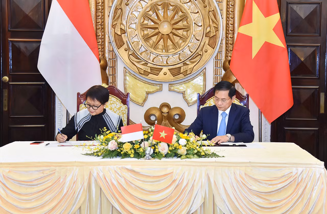 Bộ trưởng Ngoại giao Bùi Thanh Sơn và Bộ trưởng Ngoại giao Indonesia Retno Marsudi ký Biên bản Thỏa thuận kỳ họp lần thứ 5 Ủy ban hợp tác song phương Việt Nam-Indonesia. (Ảnh: Bộ Ngoại giao) Bộ trưởng Ngoại giao Bùi Thanh Sơn và Bộ trưởng Ngoại giao Indonesia Retno Marsudi ký Biên bản Thỏa thuận kỳ họp lần thứ 5 Ủy ban hợp tác song phương Việt Nam-Indonesia. (Ảnh: Bộ Ngoại giao)
