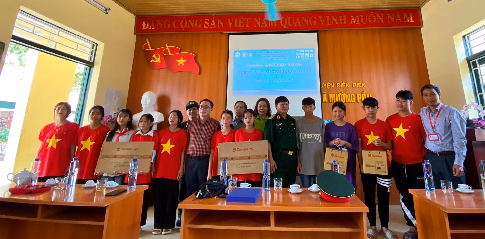 Đoàn công tác thăm và tặng quà tại Trường THCS Mường Pồn, xã Mường Pồn, huyện Điện Biên. Đoàn công tác thăm và tặng quà tại Trường THCS Mường Pồn, xã Mường Pồn, huyện Điện Biên.