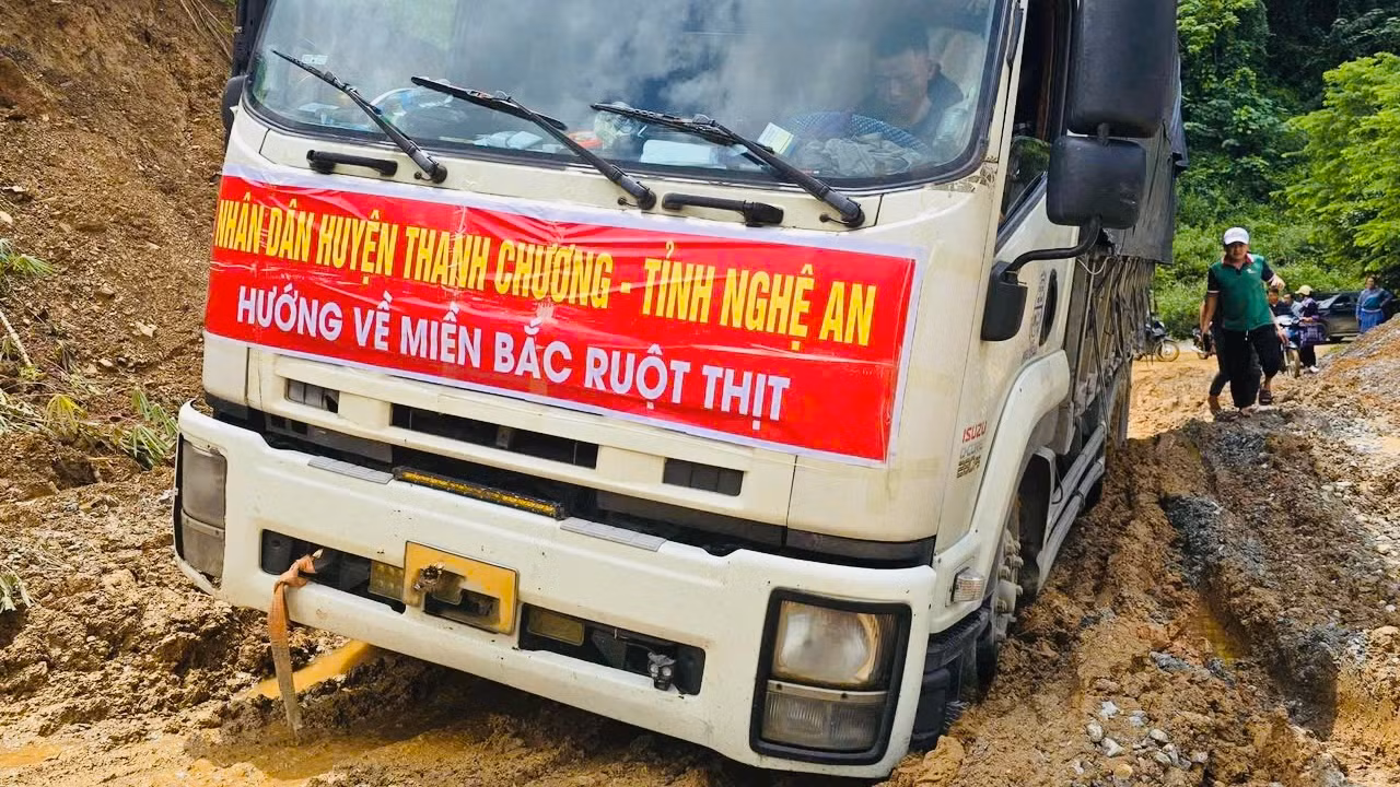 Một xe chở hàng hỗ trợ vùng thiên tai vào xã khó khăn của huyện Văn Yên. (Ảnh: THANH SƠN) Một xe chở hàng hỗ trợ vùng thiên tai vào xã khó khăn của huyện Văn Yên. (Ảnh: THANH SƠN)