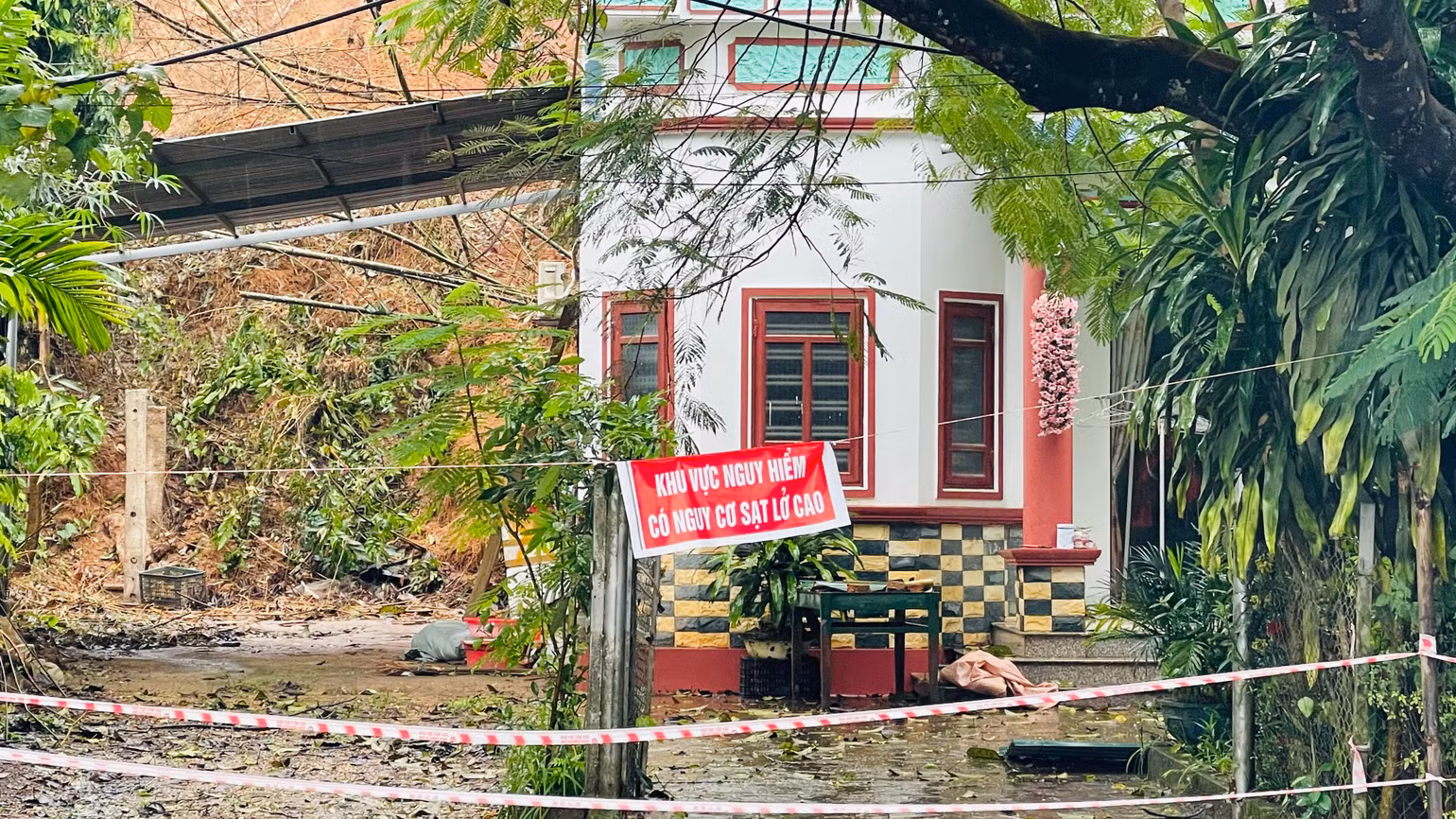 Một khu vực bị sạt lở phải di dời dân khẩn cấp tại xã Hán Đà, huyện Yên Bình. (Ảnh: THANH SƠN)