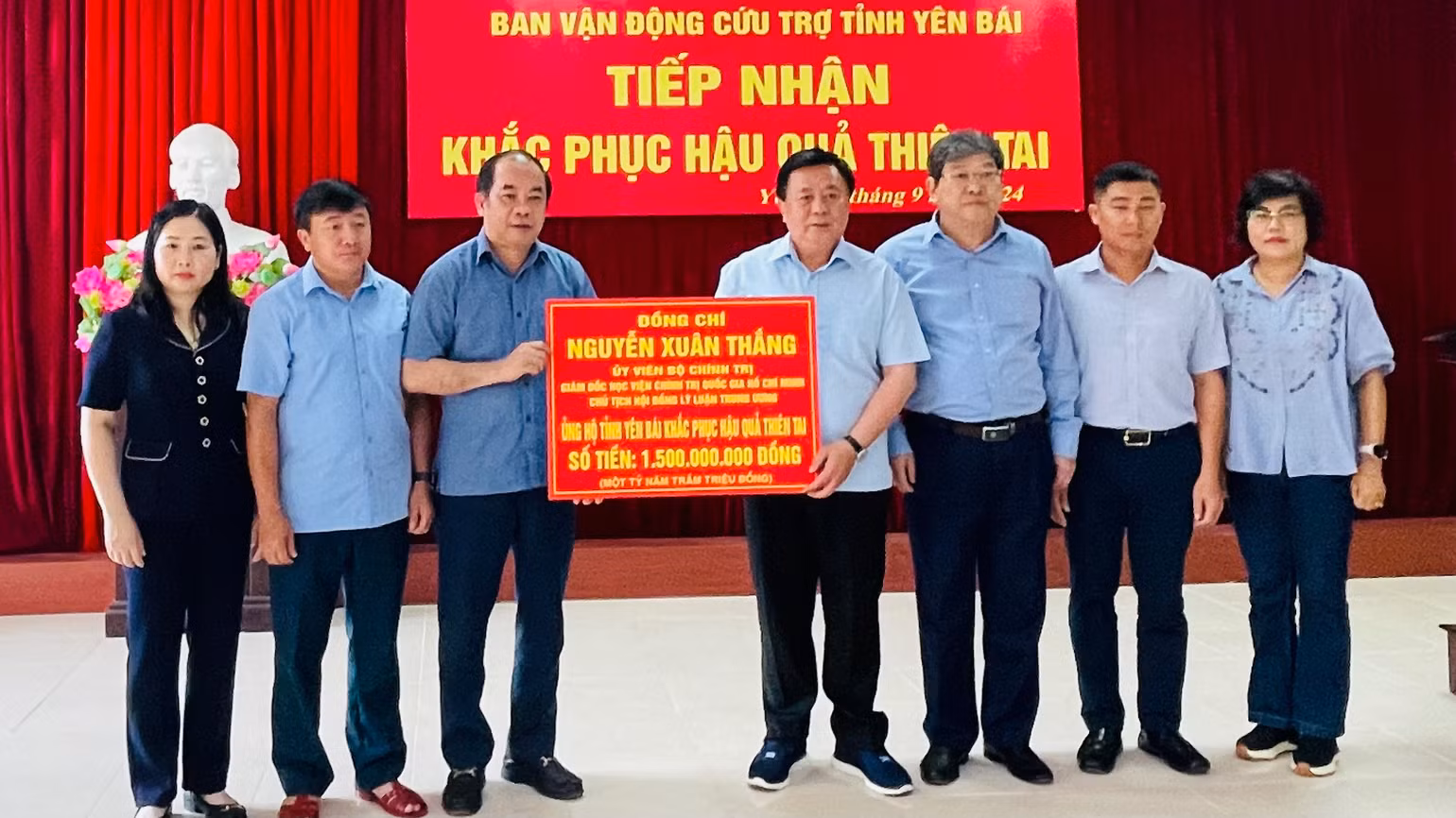 Đồng chí Nguyễn Xuân Thắng trao hỗ trợ 1,5 tỷ đồng giúp tỉnh Yên Bái khắc phục thiên tai. (Ảnh: THANH SƠN)