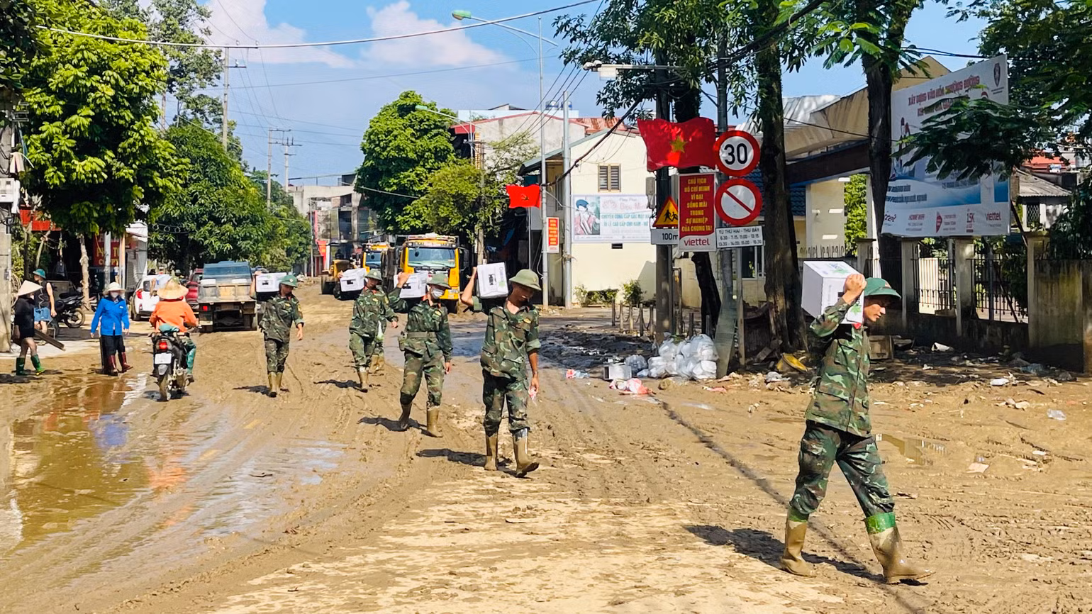 Các chiến sĩ Trung đoàn 174, Sư đoàn 316 (Quân khu 2) vận chuyển nước uống phục vụ lực lượng san gạt tại trường THPT Lý Thường Kiệt. (Ảnh: THANH SƠN) Các chiến sĩ Trung đoàn 174, Sư đoàn 316 (Quân khu 2) vận chuyển nước uống phục vụ lực lượng san gạt tại trường THPT Lý Thường Kiệt. (Ảnh: THANH SƠN)