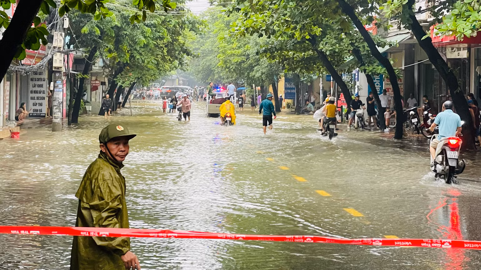 Lực lượng bảo vệ an ninh cơ sở thành phố Yên Bái tham gia phòng, chống thiên tai. (Ảnh: THANH SƠN)