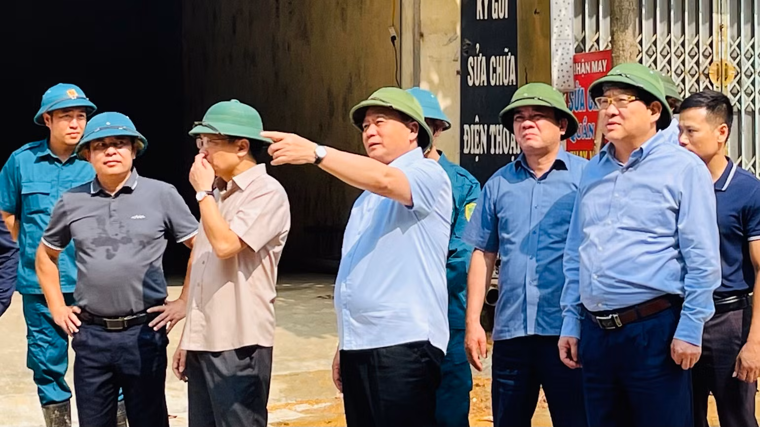 Đồng chí Nguyễn Xuân Thắng kiểm tra khu vực sạt lở tại phường Yên Ninh, thành phố Yên Bái.(Ảnh: THANH SƠN)