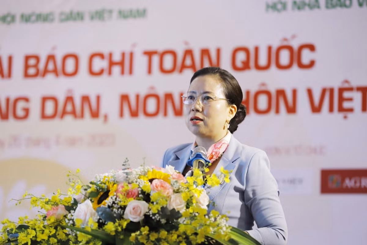 Đồng chí Bùi Thị Thơm, Phó Chủ tịch Trung ương Hội Nông dân Việt Nam - Trưởng Ban Chỉ đạo Giải báo chí toàn quốc về "Nông nghiệp, nông dân, nông thôn Việt Nam" năm 2023 phát biểu tại buổi lễ.