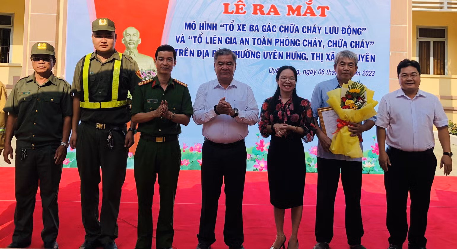 Trao quyết định ra mắt mô hình “Tổ xe ba gác chữa cháy lưu động” và “Tổ liên gia an toàn phòng cháy, chữa cháy” tại phường Uyên Hưng, thị xã Tân Uyên. Trao quyết định ra mắt mô hình “Tổ xe ba gác chữa cháy lưu động” và “Tổ liên gia an toàn phòng cháy, chữa cháy” tại phường Uyên Hưng, thị xã Tân Uyên.