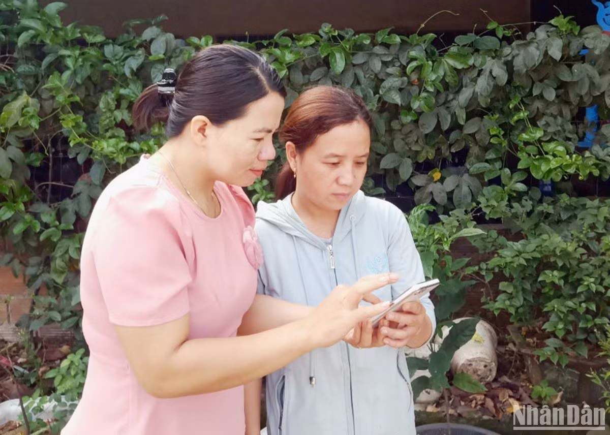 Chủ tịch Hội nông dân thị trấn Krông Klang, huyện Đakông (bên trái) kiểm tra kết quả trả nợ vốn vay của hội viên qua phần mềm quản lý tín dụng chính sách. Chủ tịch Hội nông dân thị trấn Krông Klang, huyện Đakông (bên trái) kiểm tra kết quả trả nợ vốn vay của hội viên qua phần mềm quản lý tín dụng chính sách.