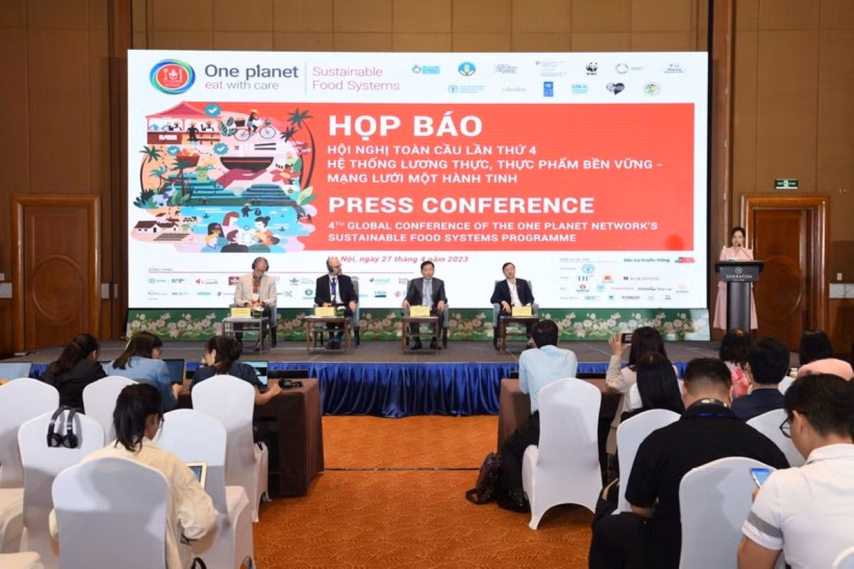 Hội nghị toàn cầu lần thứ 4 Hệ thống Lương thực thực phẩm bền vững với chủ đề “Cùng nhau chuyển đổi hệ thống lương thực, thực phẩm lành mạnh, bền vững, thích ứng với biến đổi khí hậu trong bối cảnh khủng hoảng mới” chính thức kết thúc ngày 27/4, tại Hà Nội.