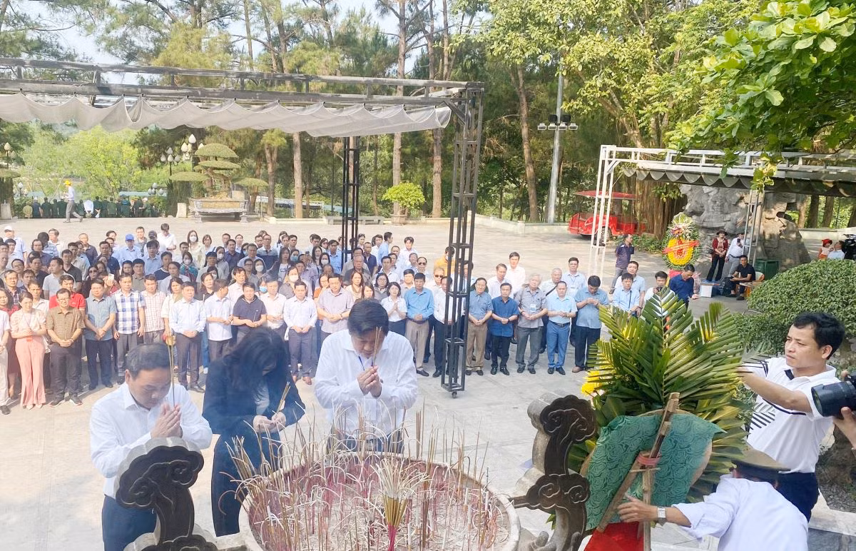 Phó Tổng Biên tập Báo Nhân Dân Đinh Như Hoan; Phó Vụ trưởng Vụ Báo chí-Xuất bản, Ban Tuyên giáo Trung ương Phan Thị Quỳnh Mai; Tổng Biên tập Báo Quảng Trị Trương Đức Minh Tứ dâng hương ở Nghĩa trang Liệt sĩ Quốc gia Trường Sơn.