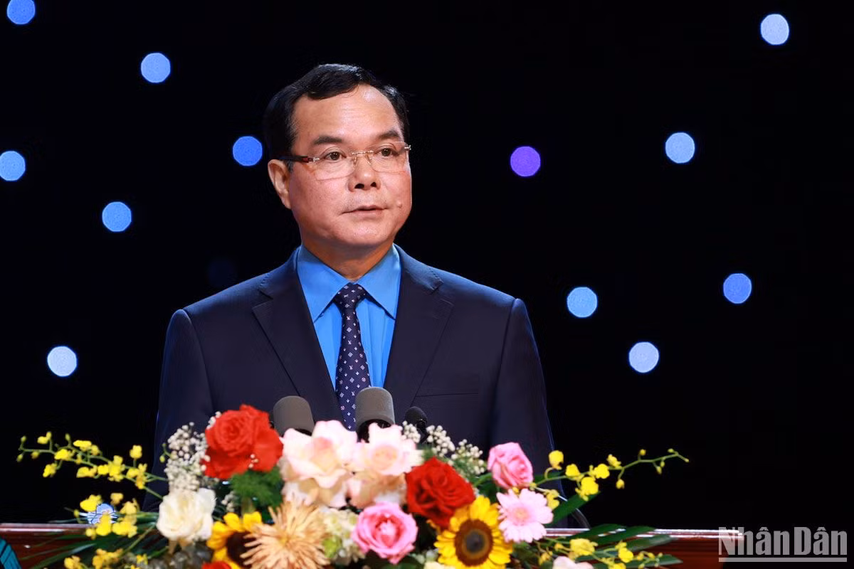 Chủ tịch Tổng Liên đoàn Lao động Việt Nam Nguyễn Đình Khang phát biểu khai mạc Lễ phát động. Chủ tịch Tổng Liên đoàn Lao động Việt Nam Nguyễn Đình Khang phát biểu khai mạc Lễ phát động.