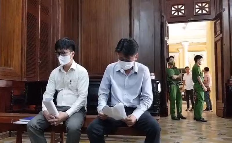 Hai bị cáo Nguyễn Văn Tùng và Nguyễn Quốc Tuấn tại phiên xét xử sáng nay.