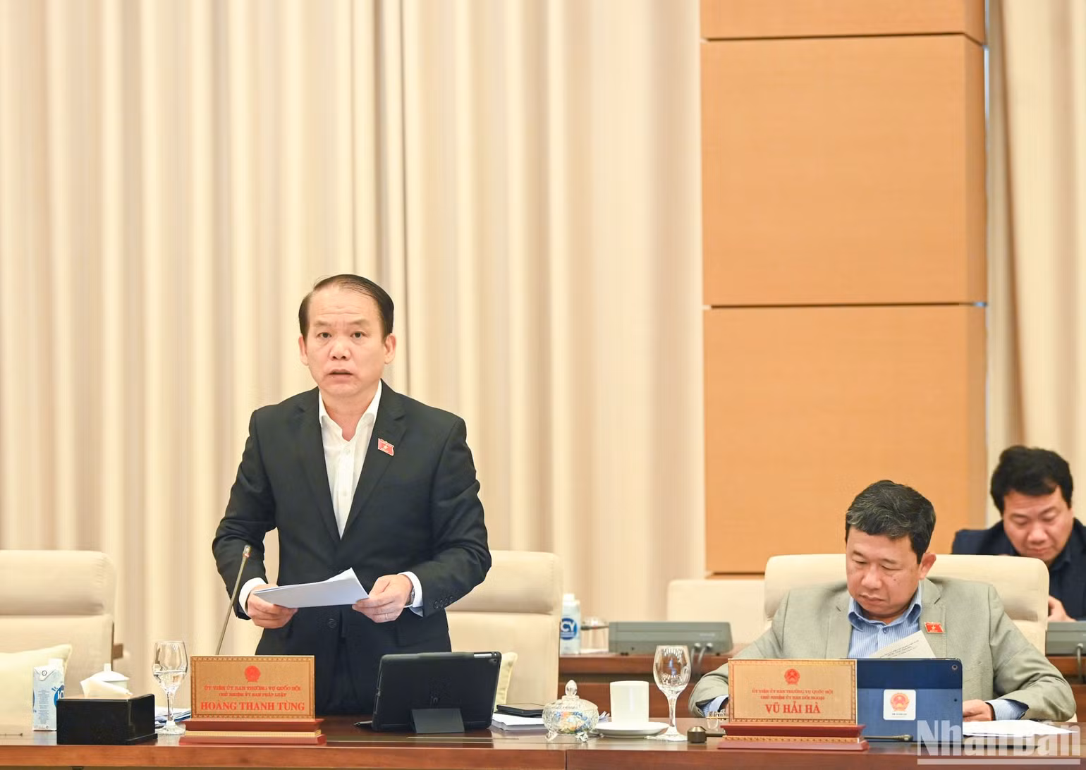 Chủ nhiệm Ủy ban Pháp luật Hoàng Thanh Tùng trình bày báo cáo thẩm tra.