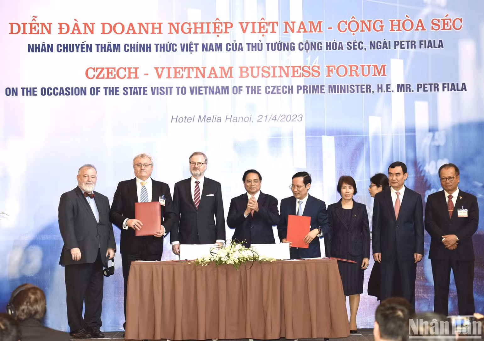 Thủ tướng Phạm Minh Chính và Thủ tướng Cộng hòa Séc Petr Fiala Chứng kiến lễ ký và trao Bản ghi nhớ hợp tác giữa Liên đoàn Thương mại và Công nghiệp Việt Nam với Phòng Thương mại Cộng hòa Séc.