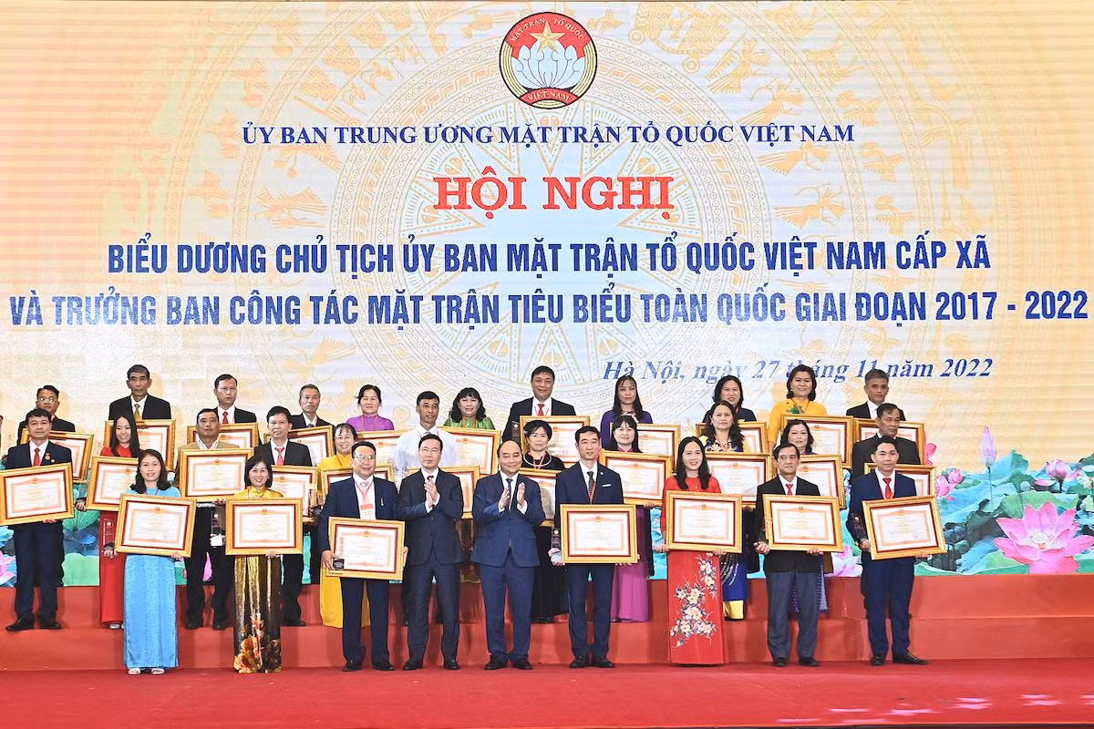 Chủ tịch nước Nguyễn Xuân Phúc, Thường trực Ban Bí thư Võ Văn Thưởng trao bằng khen của Thủ tướng Chính phủ tặng các đại biểu tiêu biểu. (Ảnh: ĐĂNG KHOA)