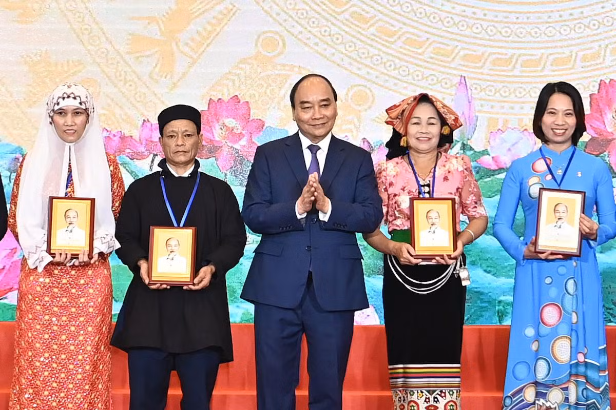Chủ tịch nước Nguyễn Xuân Phúc trao quà tặng các cán bộ Mặt trận Tổ quốc tiêu biểu toàn quốc. (Ảnh: ĐĂNG KHOA)