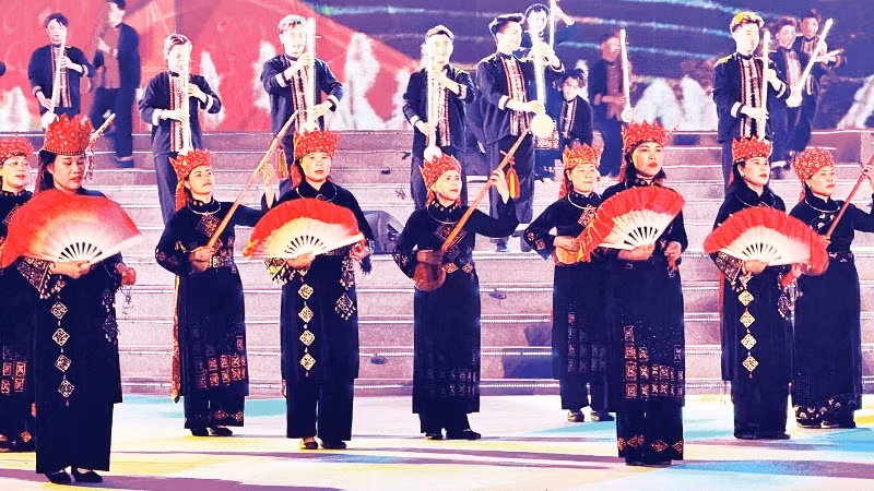 Tiết mục hát Then góp phần tôn vinh di sản văn hóa phi vật thể hát Then, một nét tinh hoa của người Tày Quảng Ninh. Tiết mục hát Then góp phần tôn vinh di sản văn hóa phi vật thể hát Then, một nét tinh hoa của người Tày Quảng Ninh.