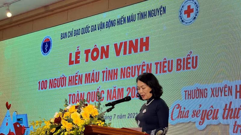 Chủ tịch Trung ương Hội Chữ thập đỏ Việt Nam Bùi Thị Hòa phát biểu tại buổi lễ.