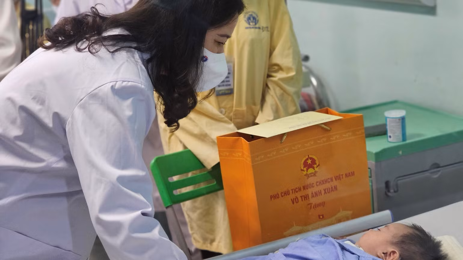 Phó Chủ tịch nước thăm các bệnh nhi đang điều trị tại Bệnh viện Nhi Trung ương.
