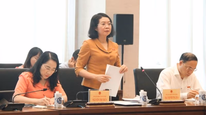 Phó Chủ nhiệm Ủy ban Tư pháp Mai Thị Phương Hoa trình bày ý kiến thẩm tra của nhóm nghiên cứu.