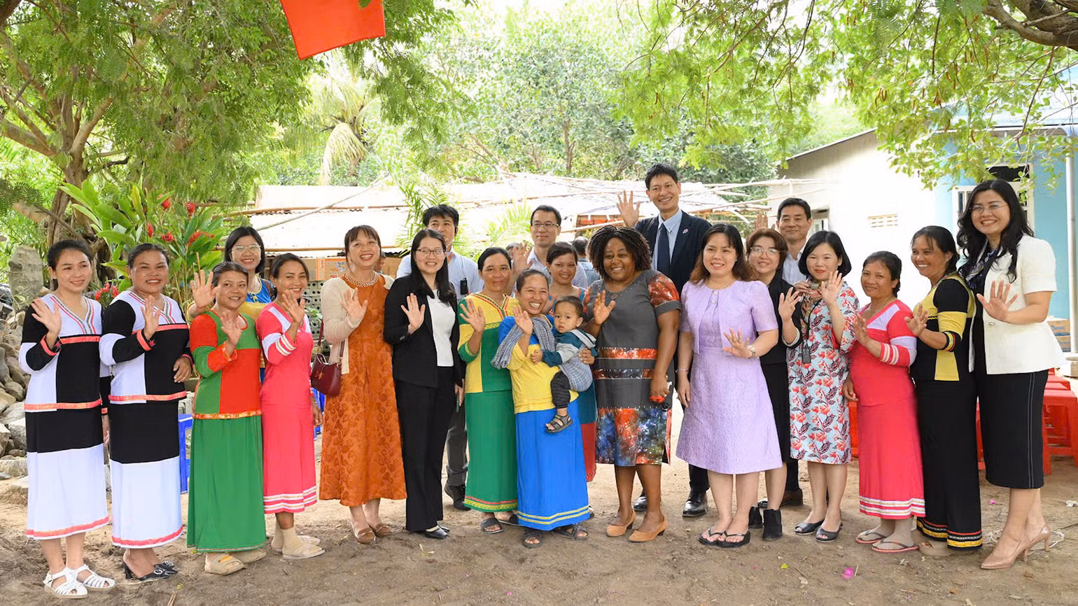 Các đại biểu thăm các hộ hưởng lợi từ dự án ở Ninh Thuận. (Ảnh: UN Women) Các đại biểu thăm các hộ hưởng lợi từ dự án ở Ninh Thuận. (Ảnh: UN Women)