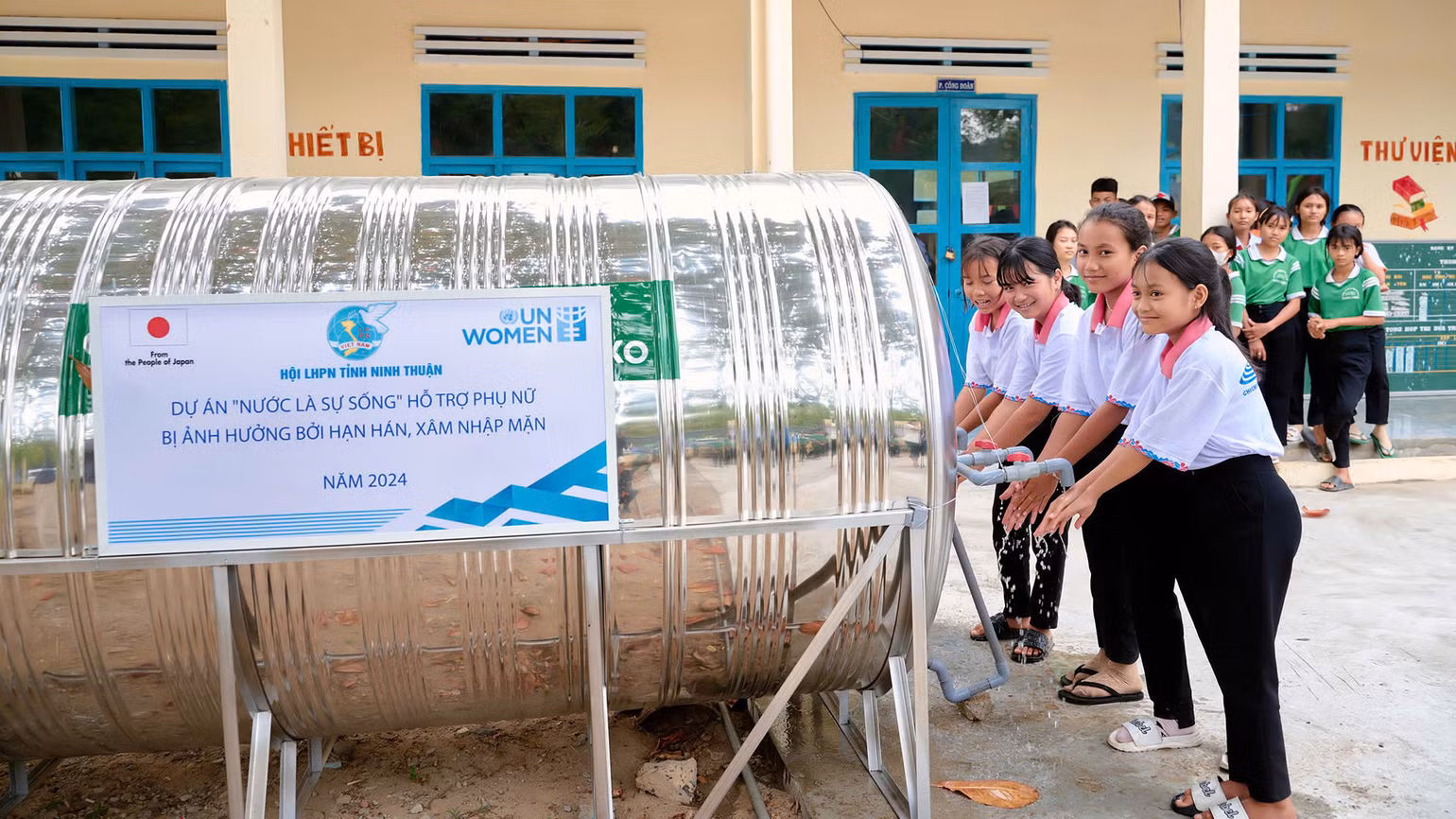 Học sinh tại Ninh Thuận với nguồn nước sạch từ dự án “Nước là sự sống”. (Ảnh: UN Women) Học sinh tại Ninh Thuận với nguồn nước sạch từ dự án “Nước là sự sống”. (Ảnh: UN Women)