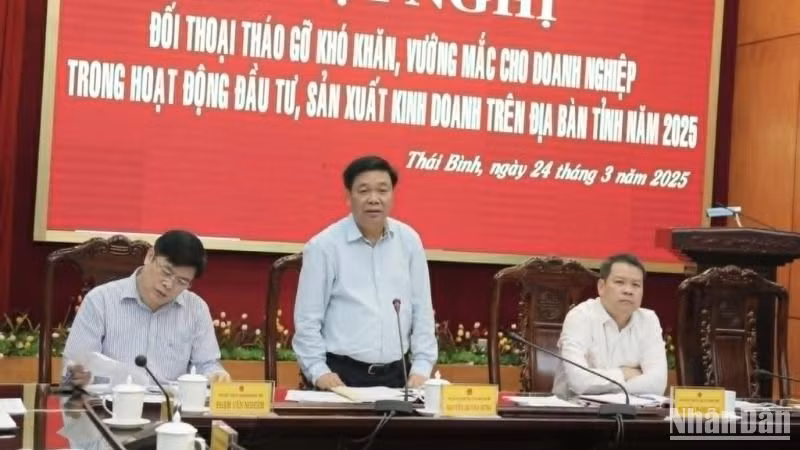 Ông Nguyễn Quang Hưng, Phó Chủ tịch Thường trực Ủy ban nhân dân tỉnh Thái Bình bổ sung, làm rõ một số vấn đề doanh nghiệp quan tâm. Ông Nguyễn Quang Hưng, Phó Chủ tịch Thường trực Ủy ban nhân dân tỉnh Thái Bình bổ sung, làm rõ một số vấn đề doanh nghiệp quan tâm.